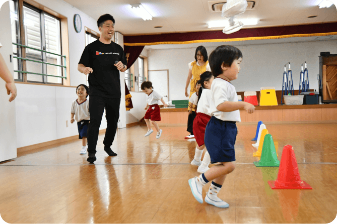 体育遊びをする園児たち